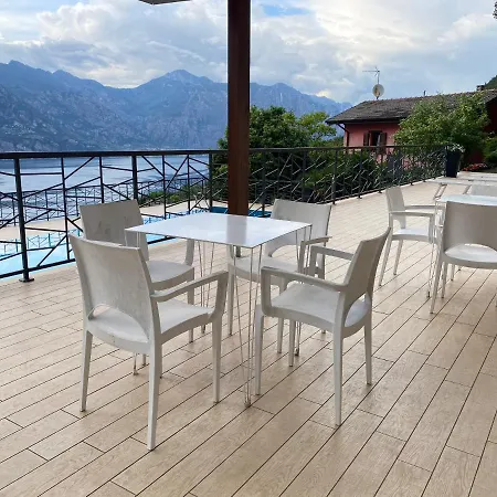 Appartamento Flat In Garden Resort, Malcesine, Italy *