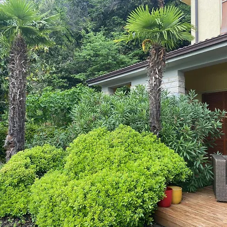 Flat In Garden Resort, Malcesine, Italy Appartement