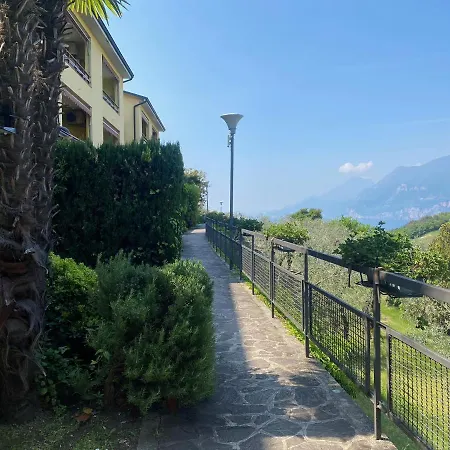 Flat In Garden Resort, Malcesine, Italy Appartement